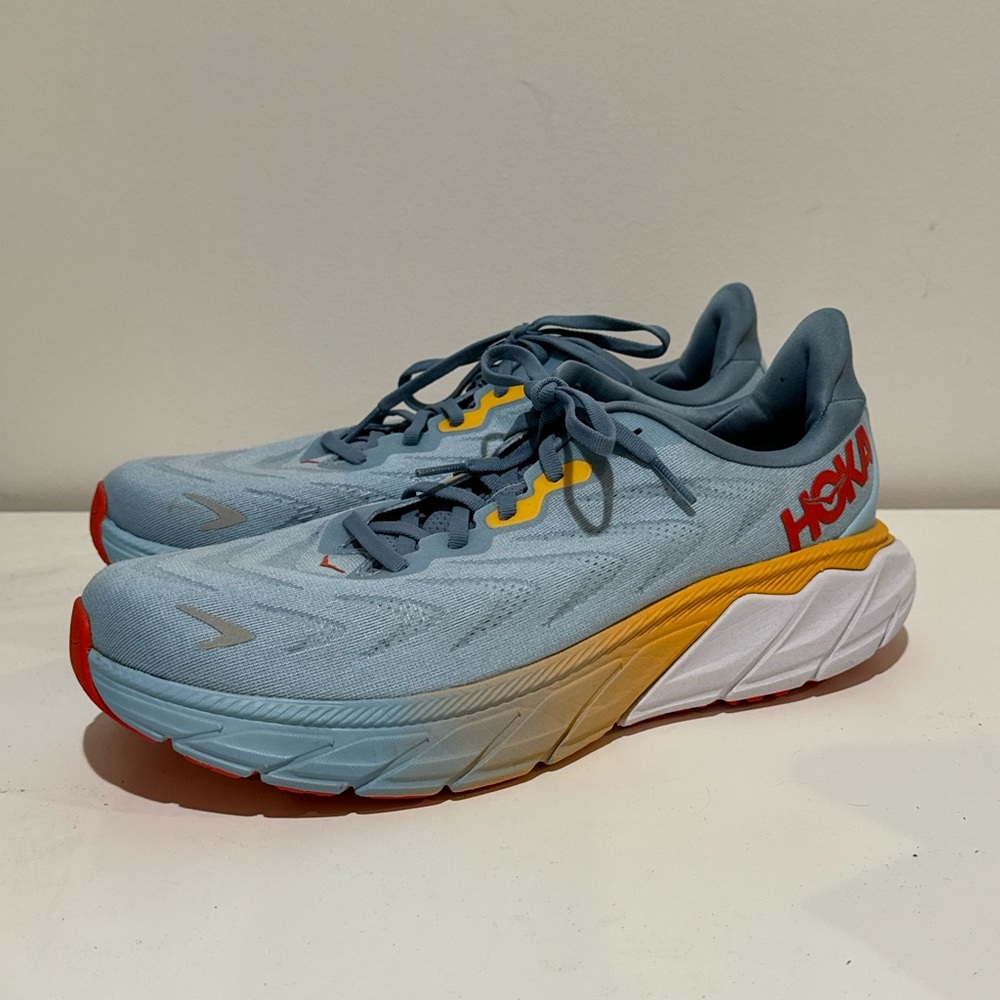 Men’s light blue Arahi 6 hokas size 10D